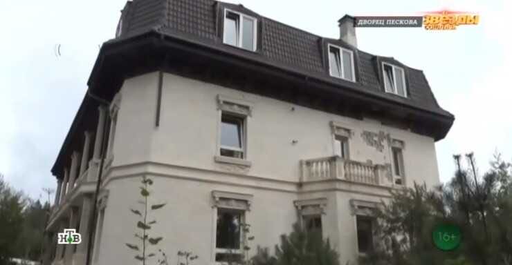 Пародист Александр Песков из-за финансовых проблем выставил на продажу свой дом
