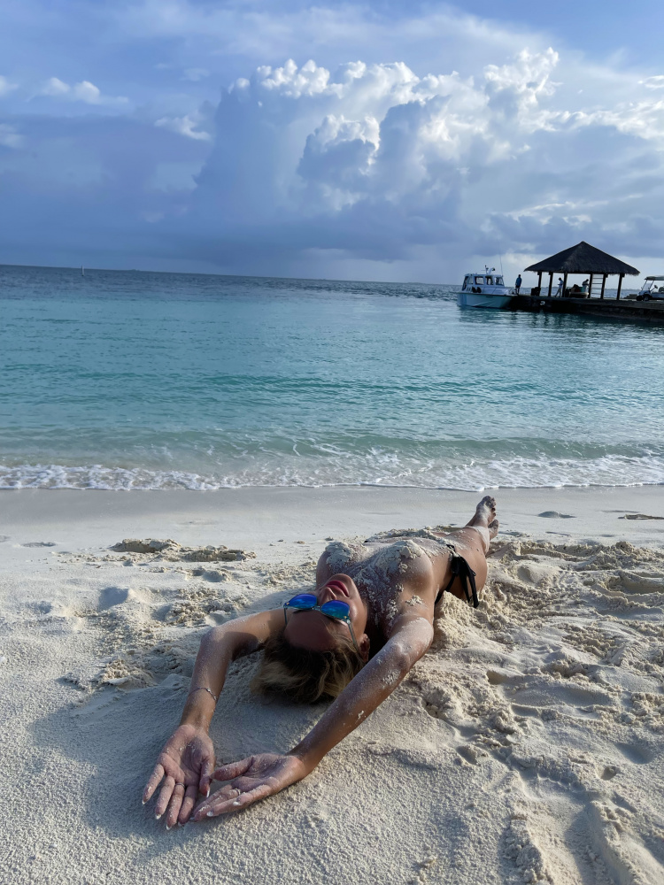Анна Калашникова устроила "голую" фотосессию на Мальдивах