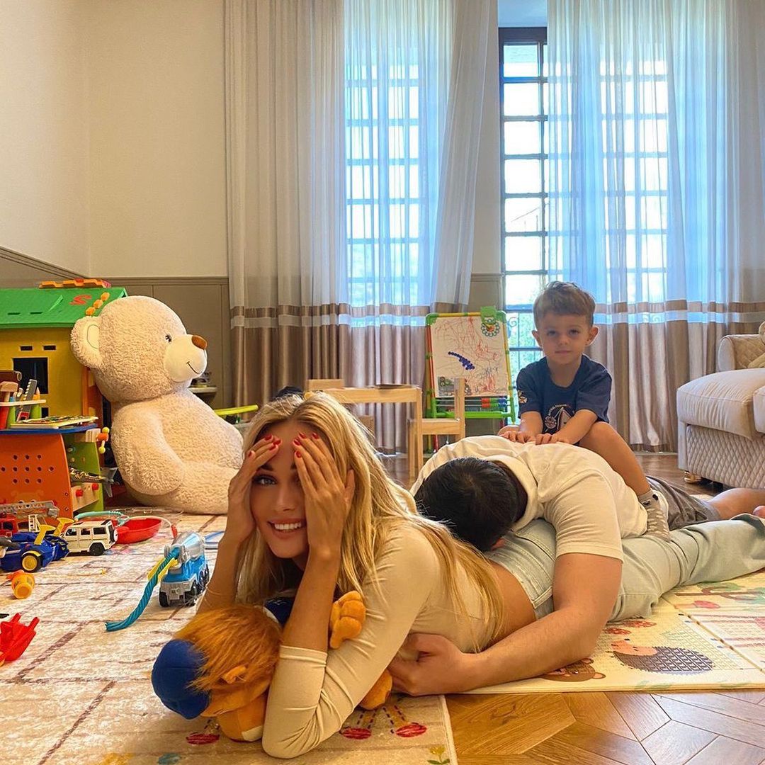 На семейном фото с сыном, муж Игорь Булатов прилёг на попу Виктории Лопырёвой и взял её за грудь