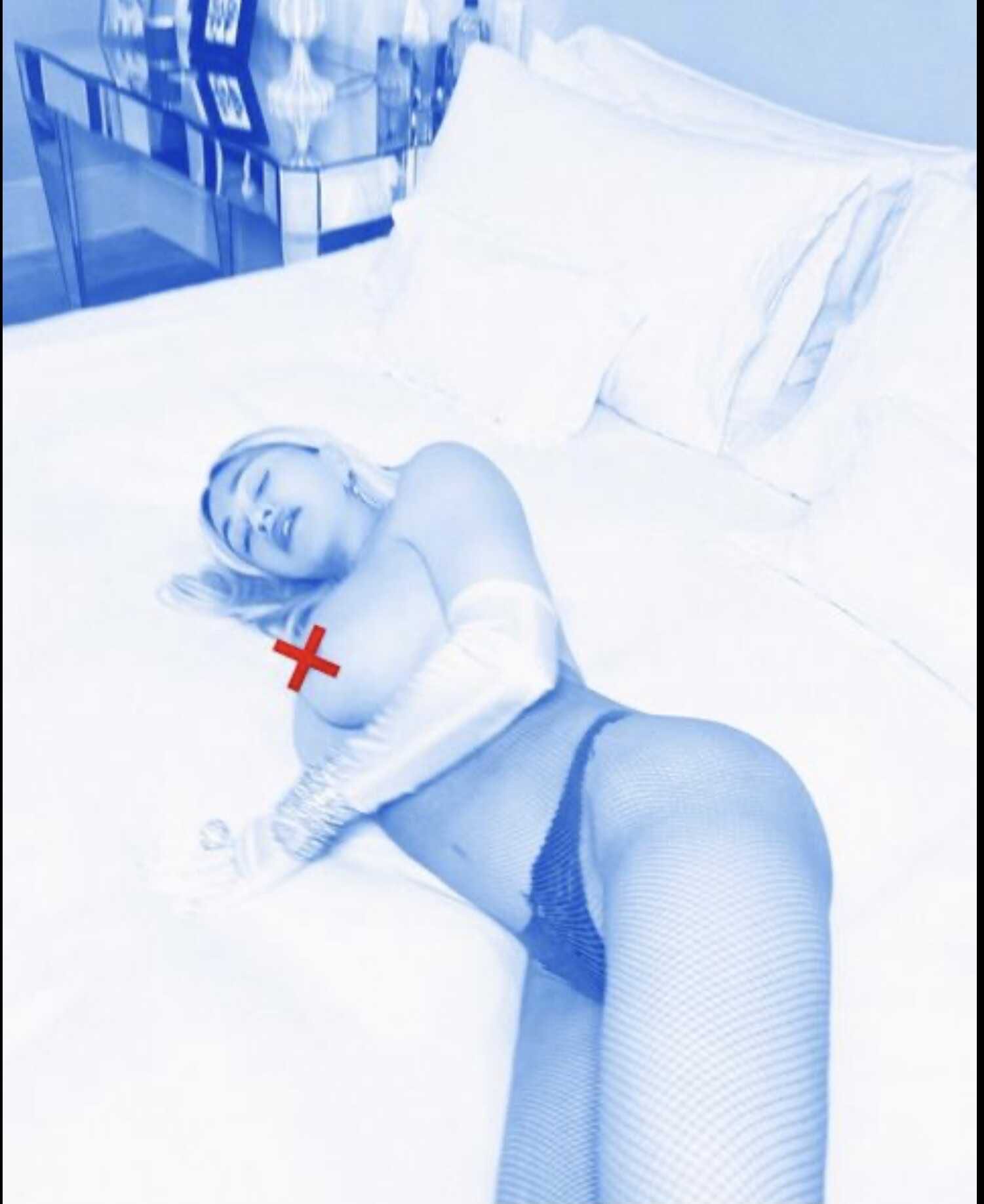 Новая эротичная фотосессия Мадонны заставила поклонников ещё больше сомневаться в адекватности певицы