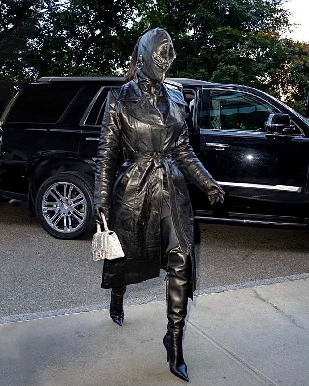 Ким Кардашьян скрыла лицо под маской, облачившись в кожу с головы до ног
