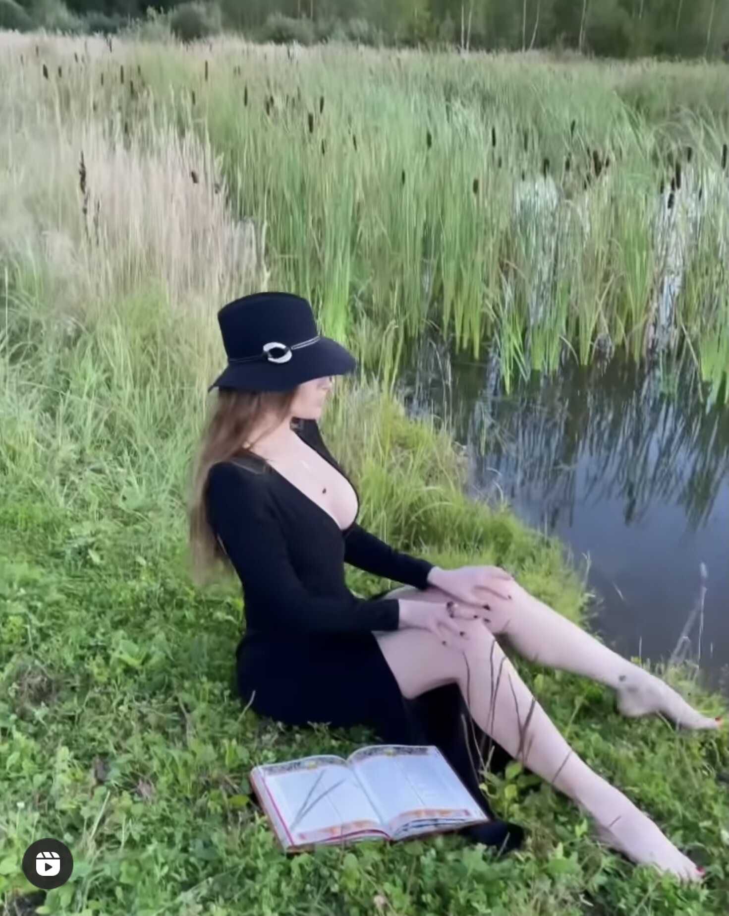 Алена Водонаева, вывалив грудь и демонстрируя нижнее бельё, пыталась соблазнить рыбаков Подмосковья, сидя в камышах