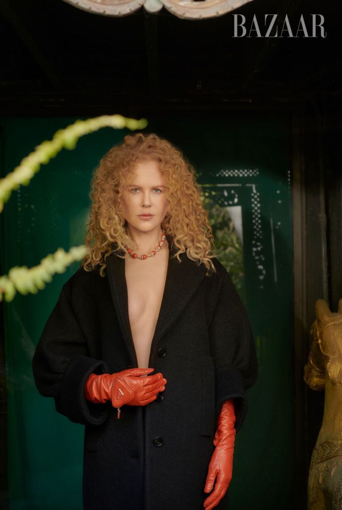 В новой фотосессии для Harper’s Bazaar 54-летняя Николь Кидман позирует без трусиков в горизонтальном положении