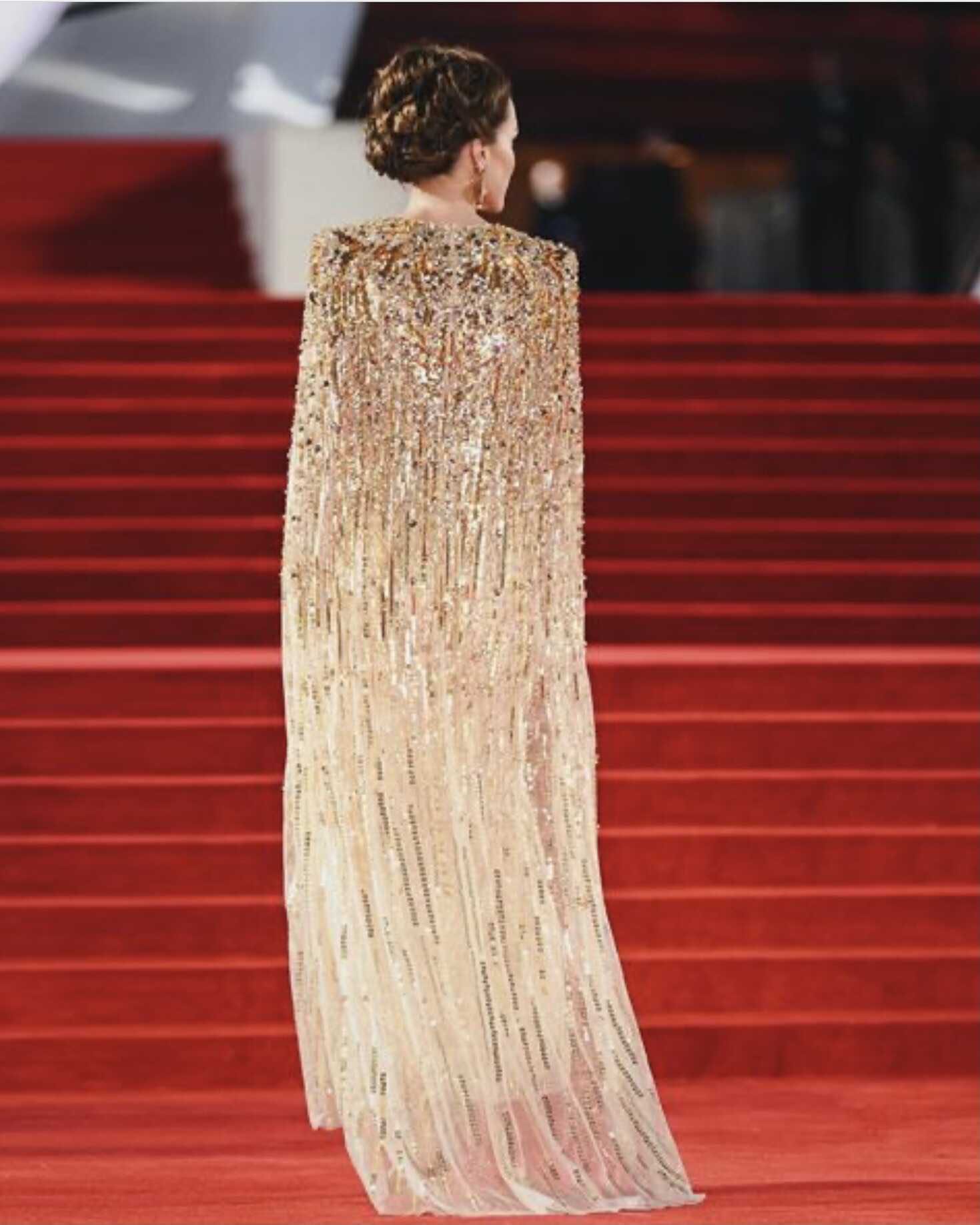 Кейт Миддлтон покорила публику, появившись на кинопремьере в роскошном золотом платье