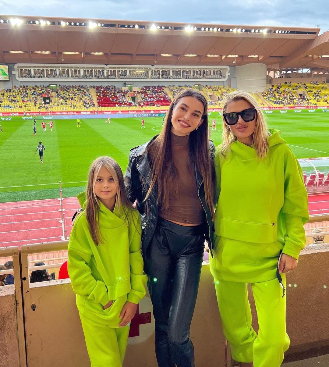 Виктория Боня с дочкой отправилась на матч в кислотных костюмах