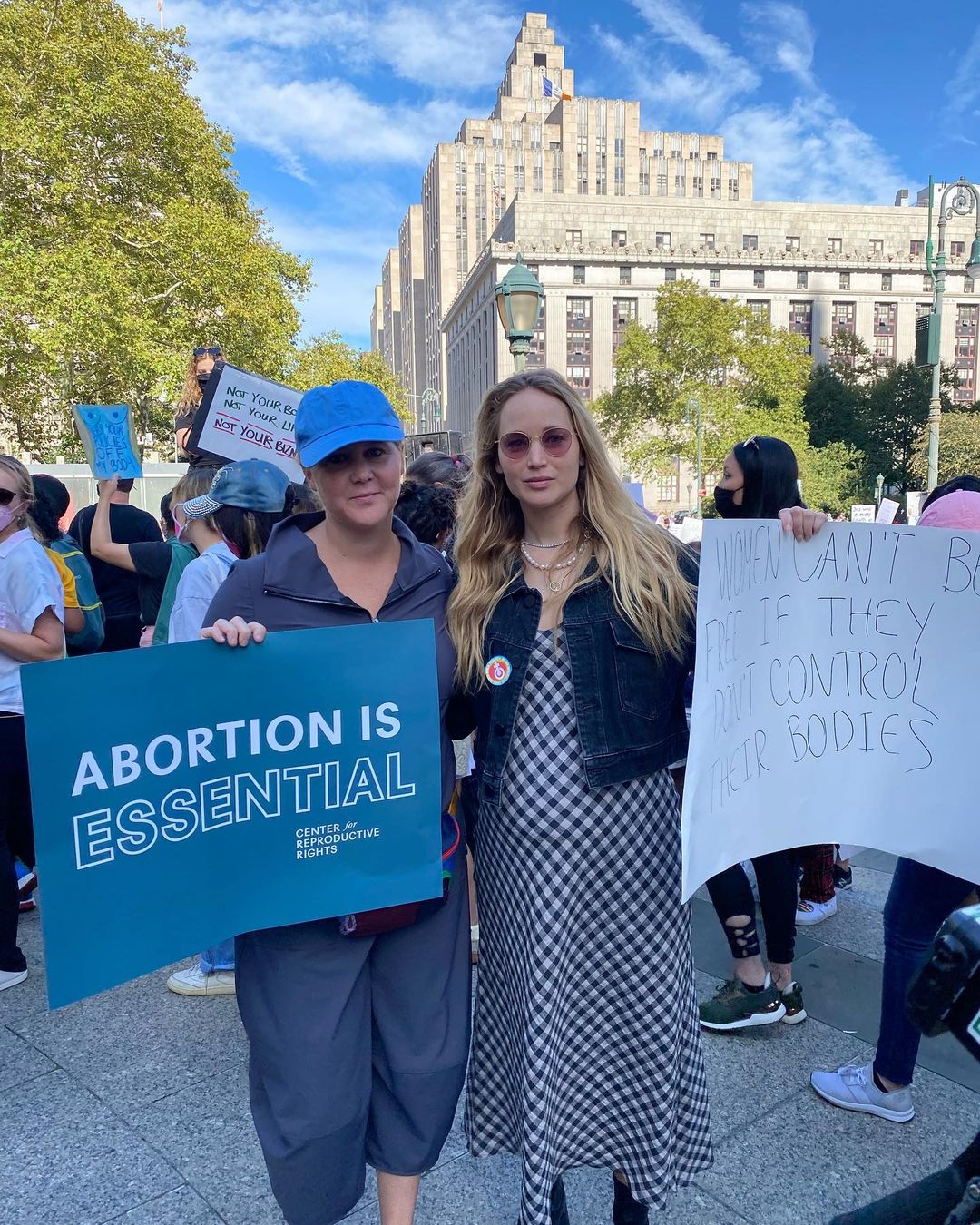 Беременная Дженнифер Лоуренс явилась на митинг против запрета абортов