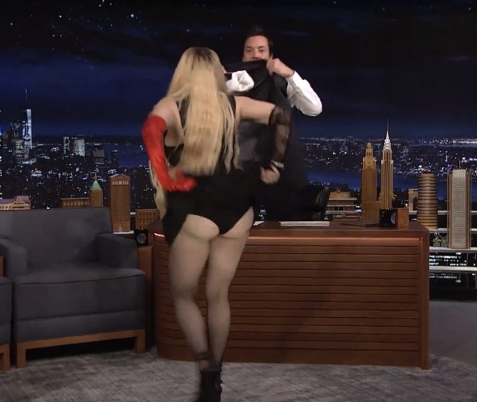 Мадонна показала Америке свою толстую задницу