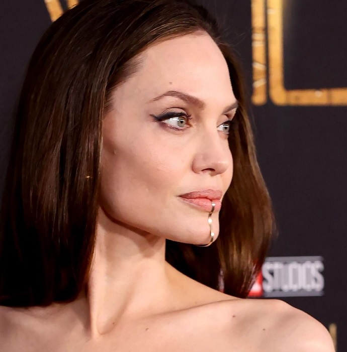 Анджелина Джоли приехала на премьеру фильма с детьми и с дочкой, передумавшей быть мальчиком