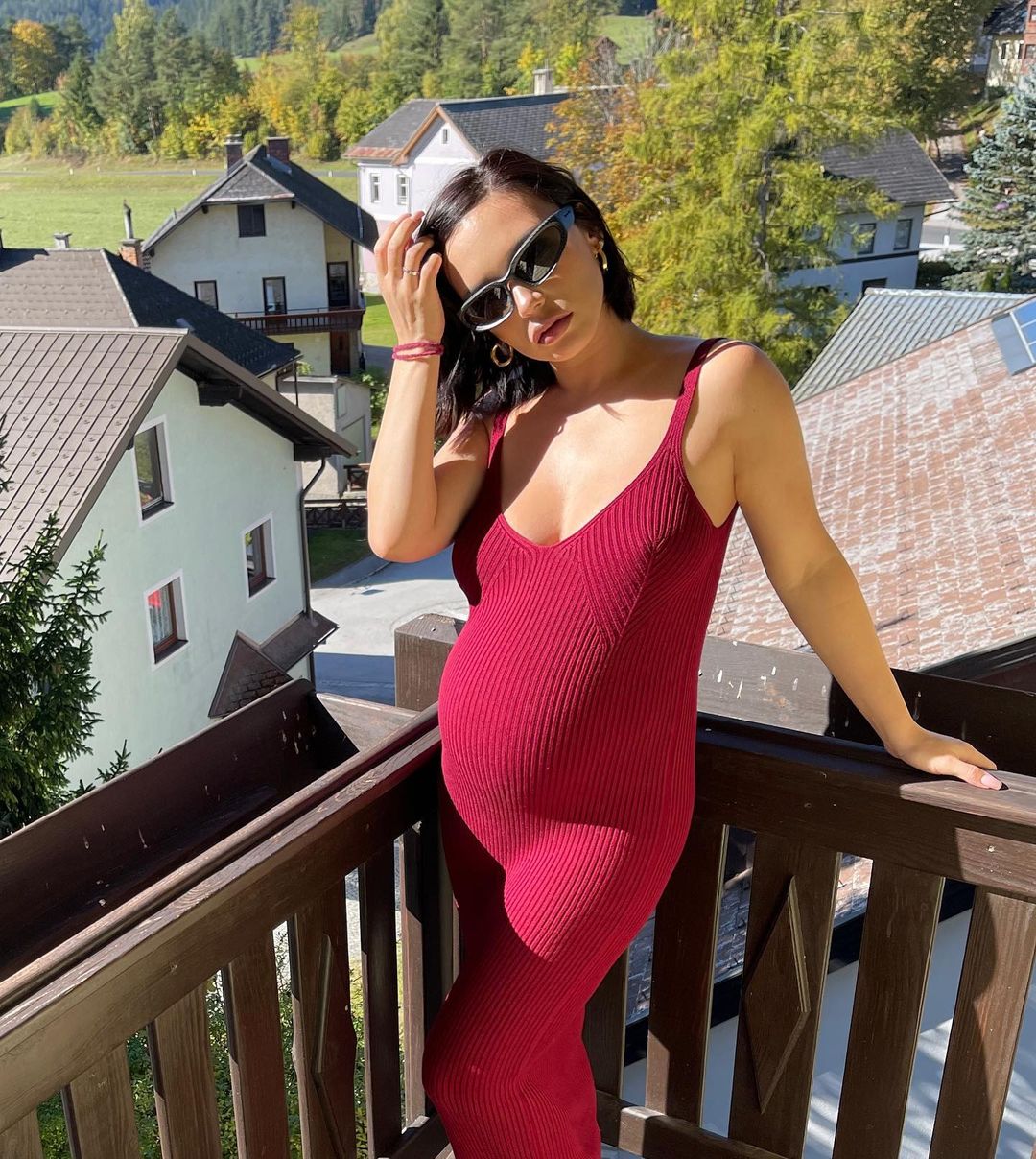 Беременная Ольга Серябкина позагорала без белья на балконе под лучами австрийского солнца