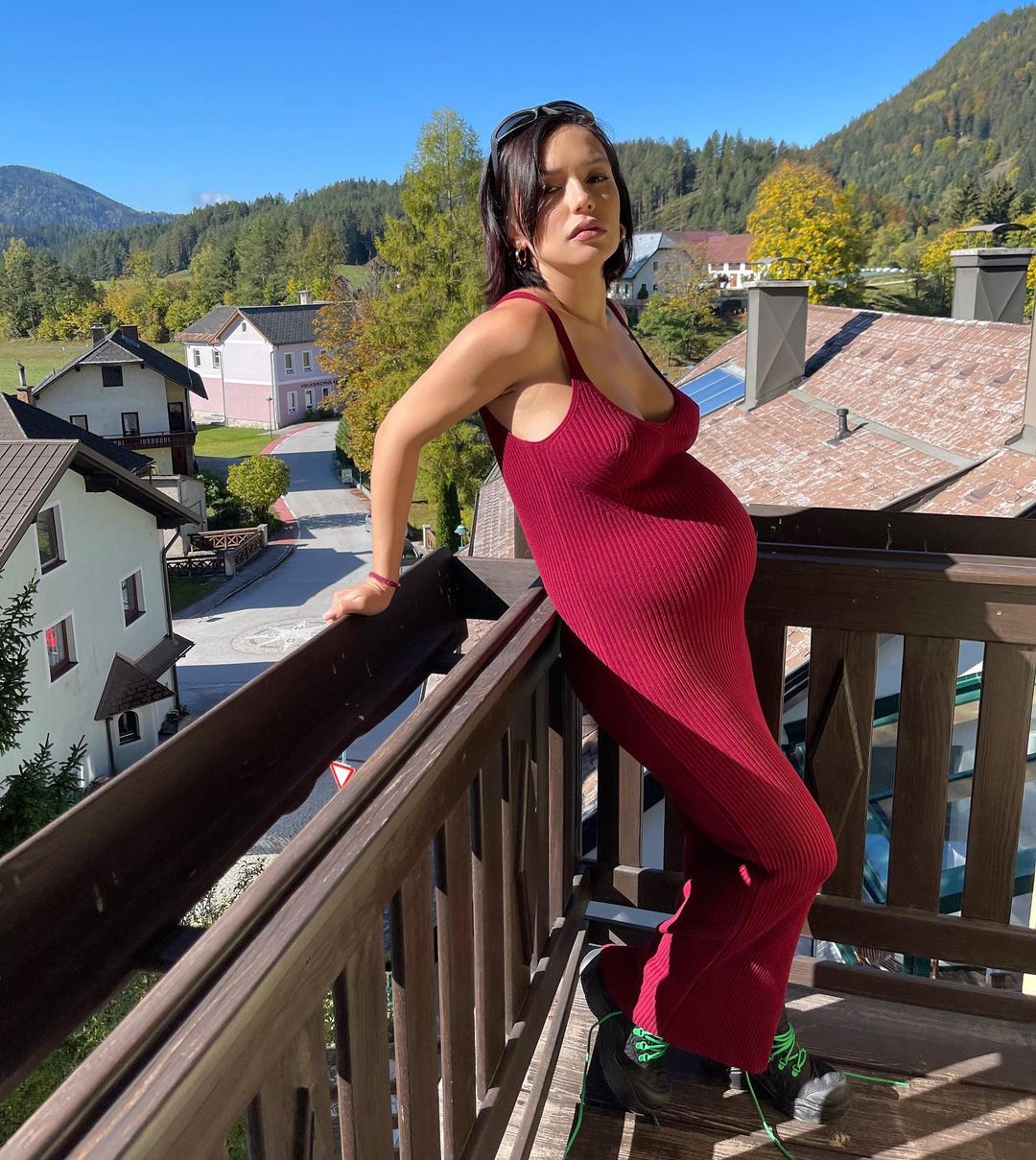 Беременная Ольга Серябкина позагорала без белья на балконе под лучами австрийского солнца