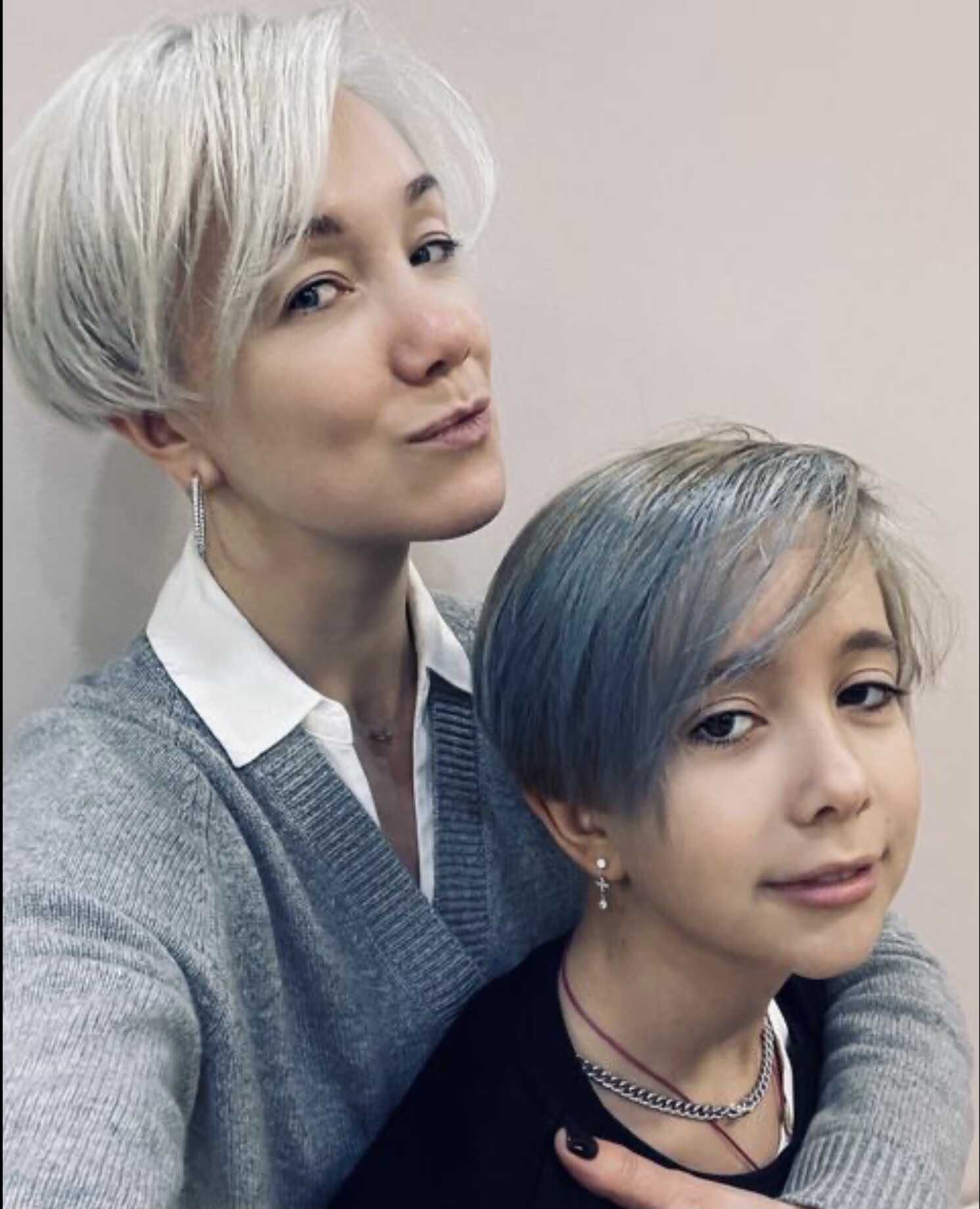 «Не рановато?»: подписчики осудили Дарью Мороз за макияж и необычный цвет волос дочери