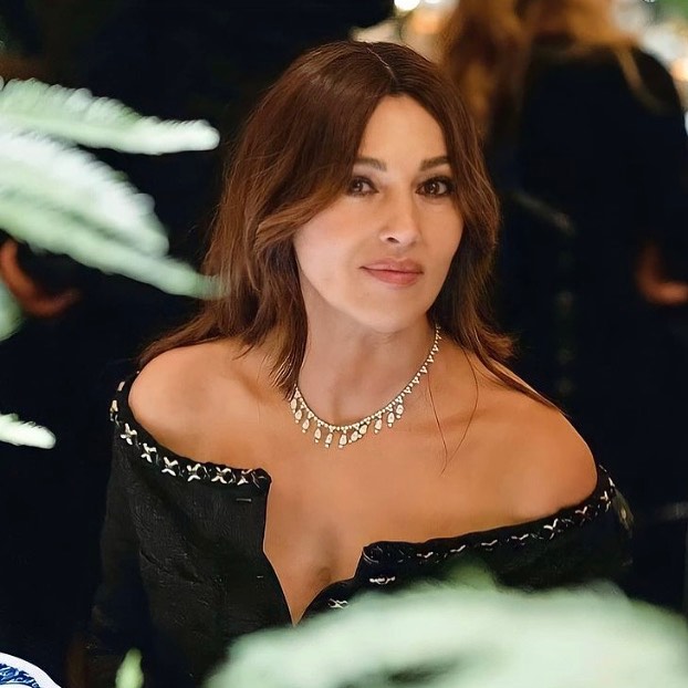 Моника Беллуччи появилась на вечере Cartier в платье с декольте, обнажив плечи