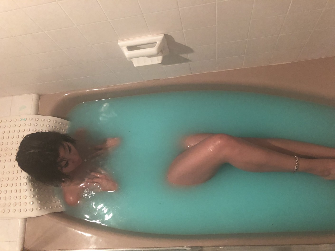 Хакеры слили в Сети фото голой Селены Гомес во время заплыва в ванной