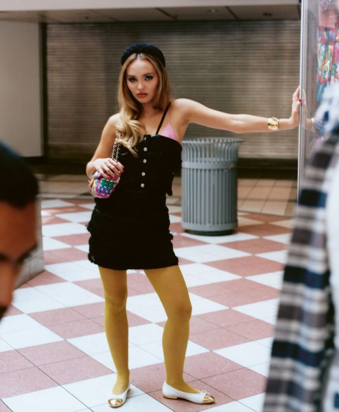 Дочь Джонни Деппа устроила в многолюдном ТЦ фотосессию в стиле малолетней  проститутки