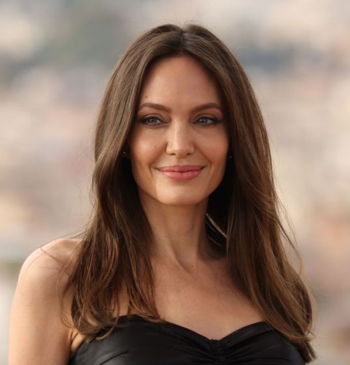Похорошевшая Анджелина Джоли продемонстрировала точёную фигуру в приталенном платье на мероприятии в Риме