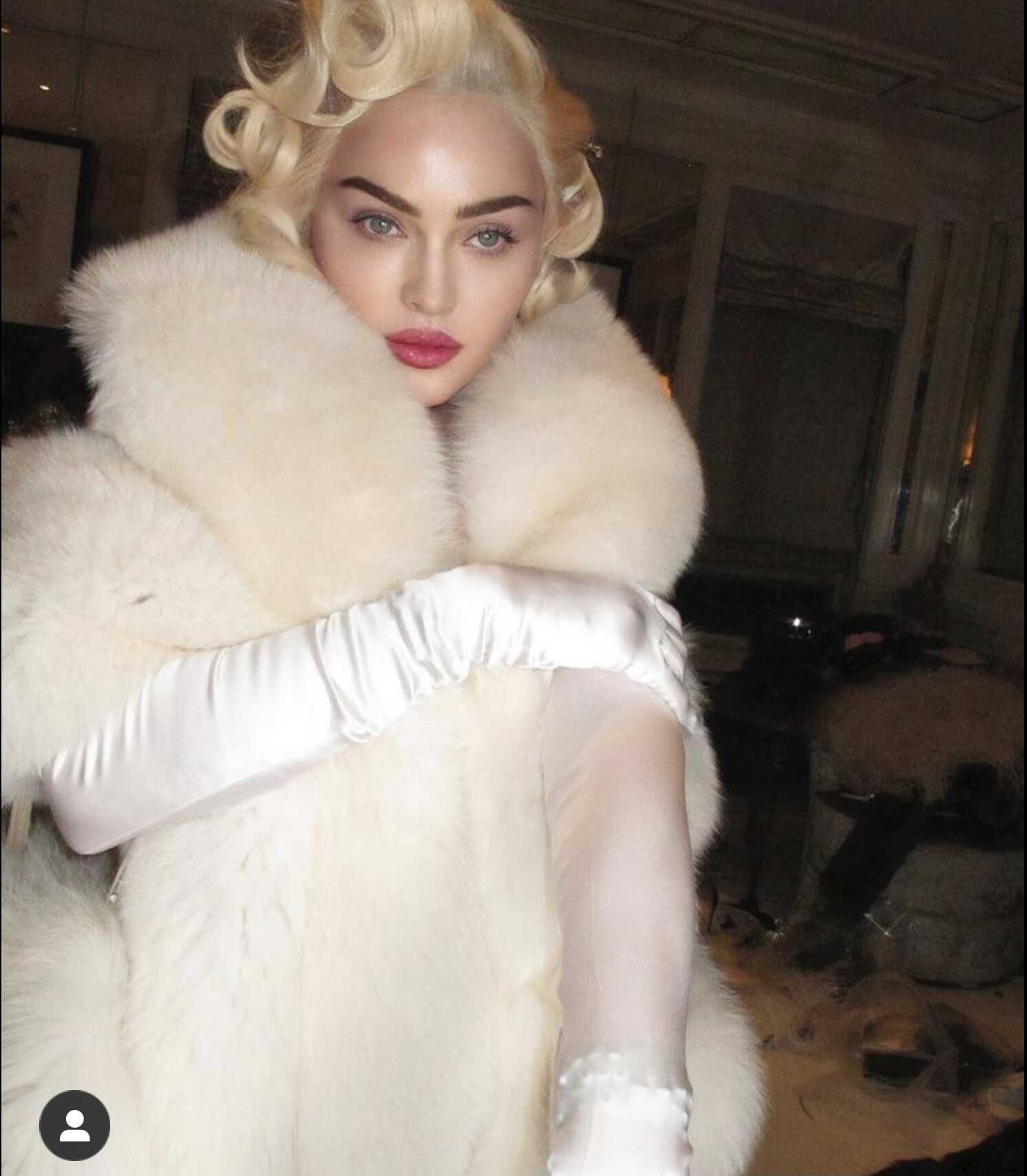 Мадонна обескуражила поклонников, представ в образе мертвой Мэрилин Монро