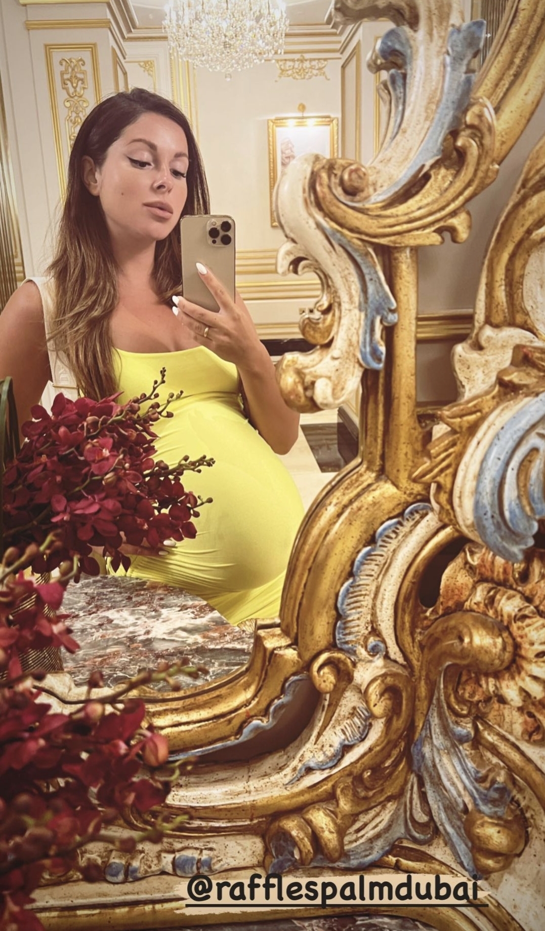 Нюша на последних месяцах беременности бегает по Дубаи в коротком облегающем платье