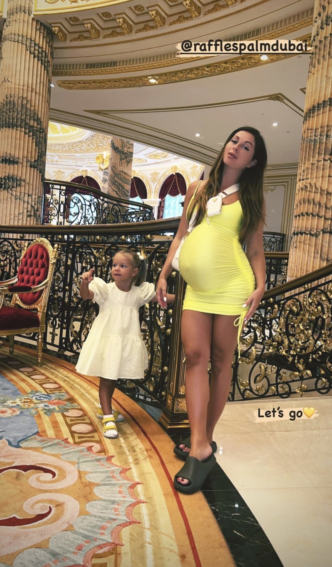 Нюша на последних месяцах беременности бегает по Дубаи в коротком облегающем платье