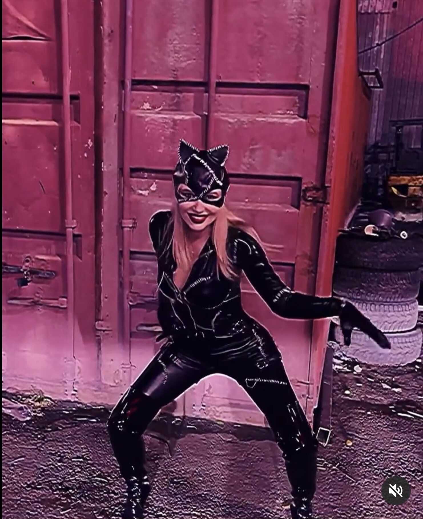 «Снимите её уже в порно»: эротичный танец Натальи Рудовой в образе женщины-кошки повеселил народ