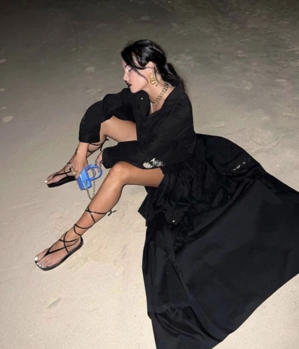 Анастасия Решетова отправилась на пляж ночью в сексуальном наряде