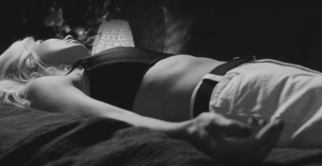 Светлана Лобода в клипе Americano продемонстрировала красоту тела, которое неожиданно стало совсем плоским