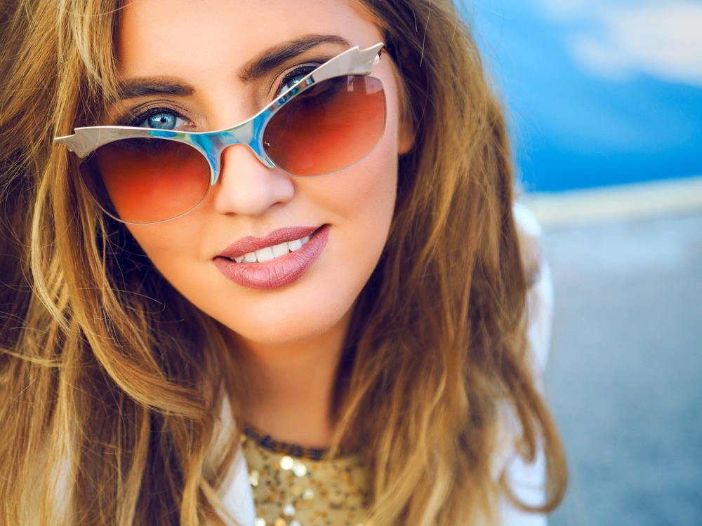 Цветные линзы в солнцезащитных очках: плюсы и минусы