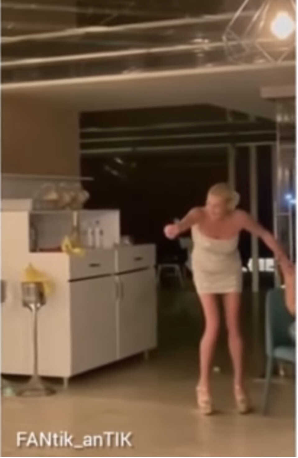 На видео, попавшем в сеть, пьяная Анастасия Волочкова устроила бенефис в ресторане и заявила, что давно не занимается сексом бесплатно