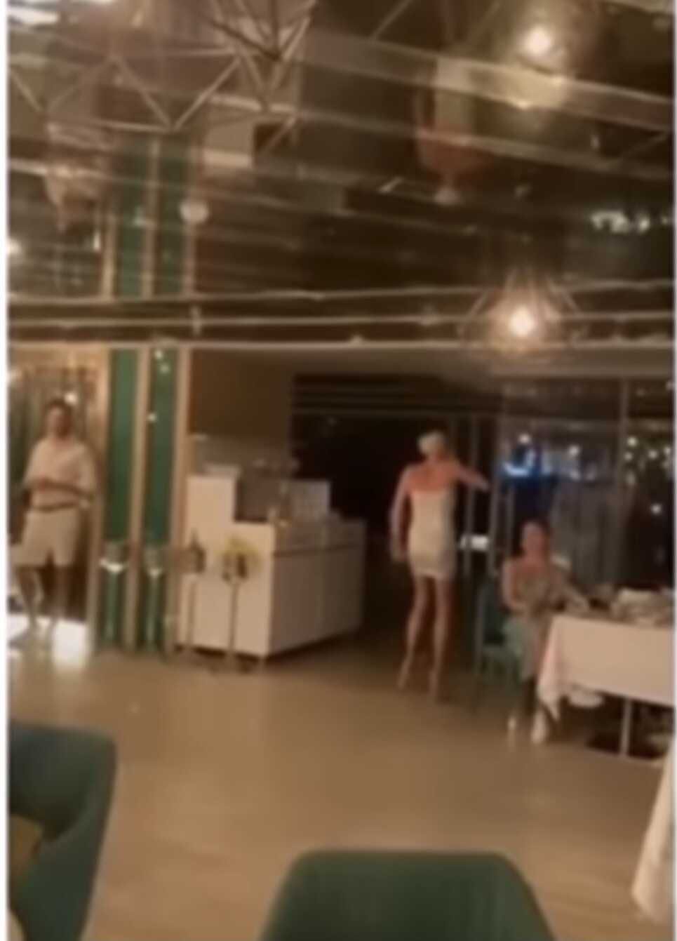 На видео, попавшем в сеть, пьяная Анастасия Волочкова устроила бенефис в ресторане и заявила, что давно не занимается сексом бесплатно