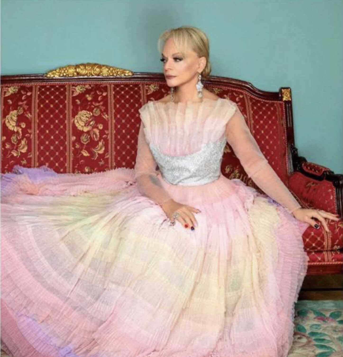 Лариса Долина нарядилась в розовое пышное платье принцессы, скомпрометировав свою дочь