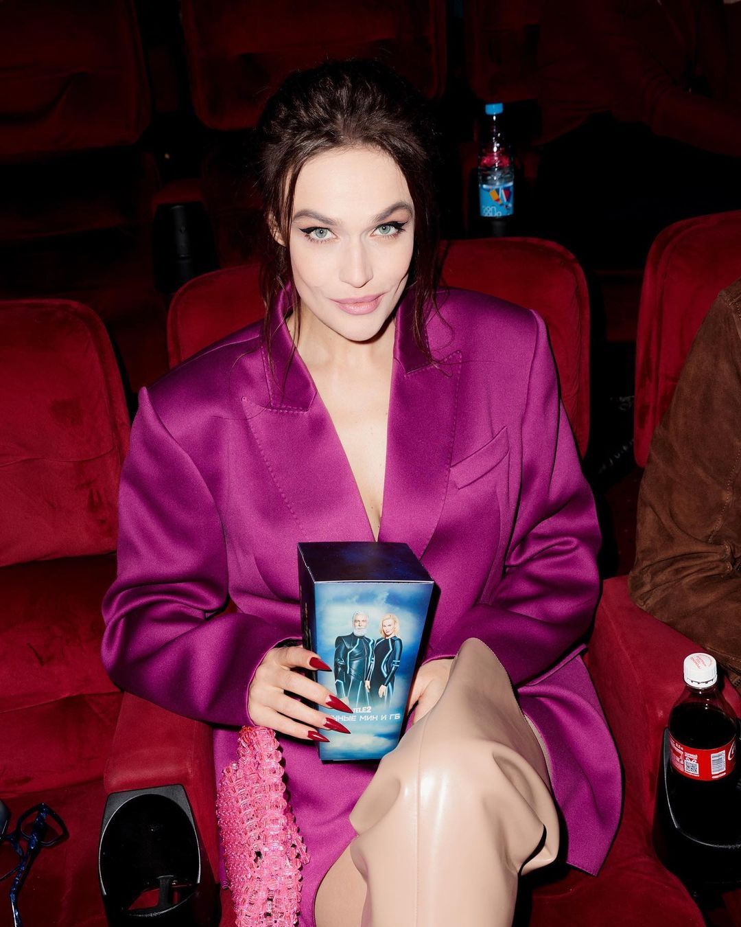 Алёна Водонаева в одном коротком пиджаке пришла на премьеру фильма с таинственным спутником