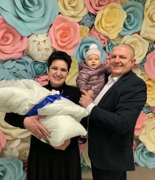 Спустя год после рождения дочери, 53-летняя Елена Голунова родила сына