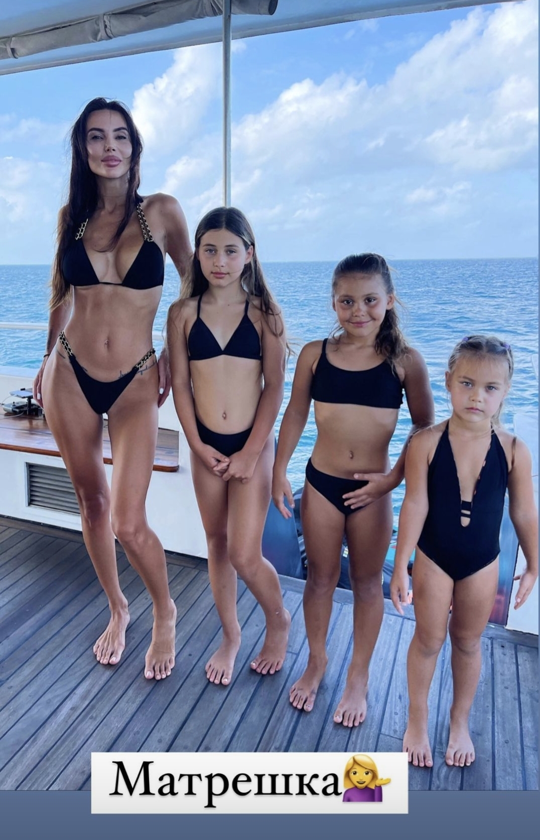 Оксана Самойлова с дочками надели чёрные купальники для "фэмили"-фото