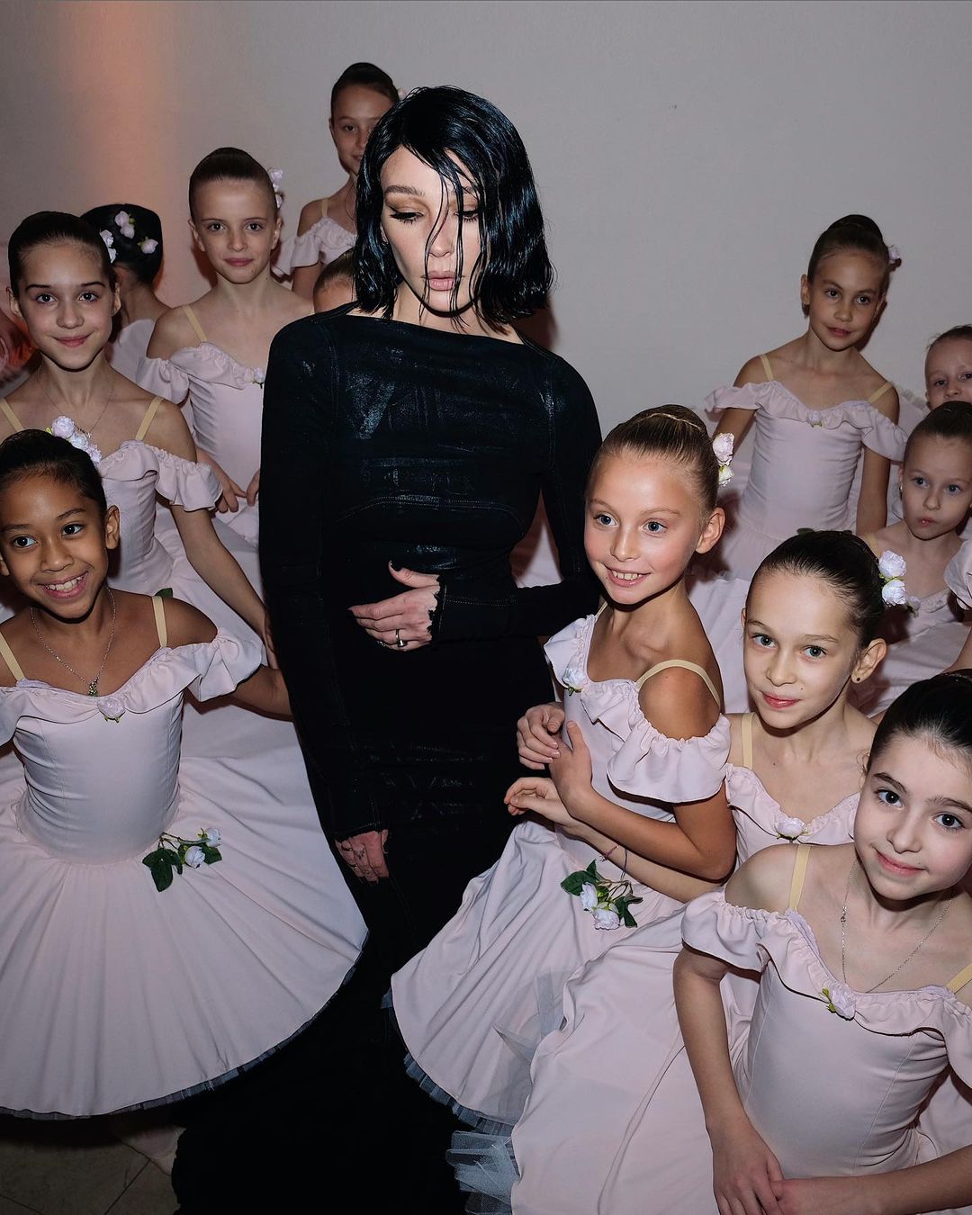 "Чёрная вдова" Настя Ивлеева пристроилась к толпе детишек на балу Tatler 