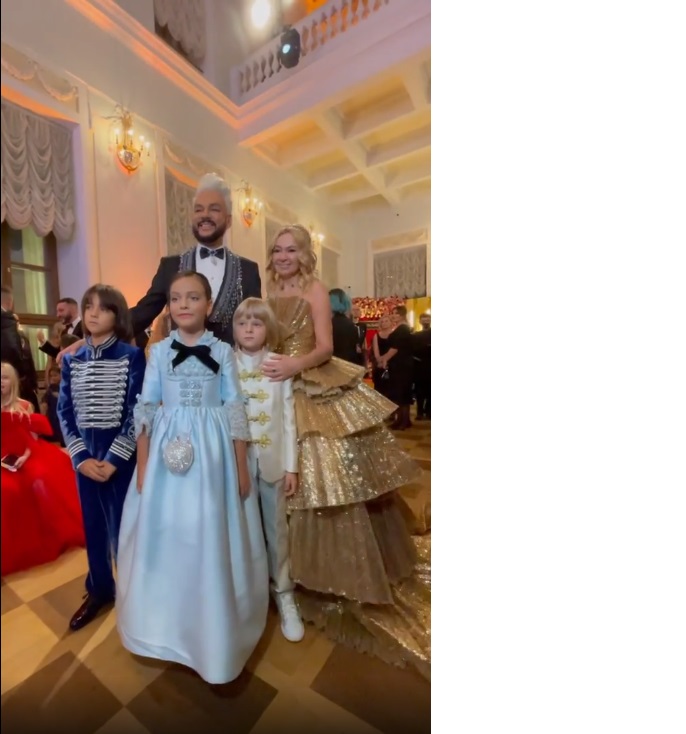 Настя Ивлеева станцевала для детей Филиппа Киркорова и Яны Рудковской откровенный танец из своего шоу «Королевские кобры»