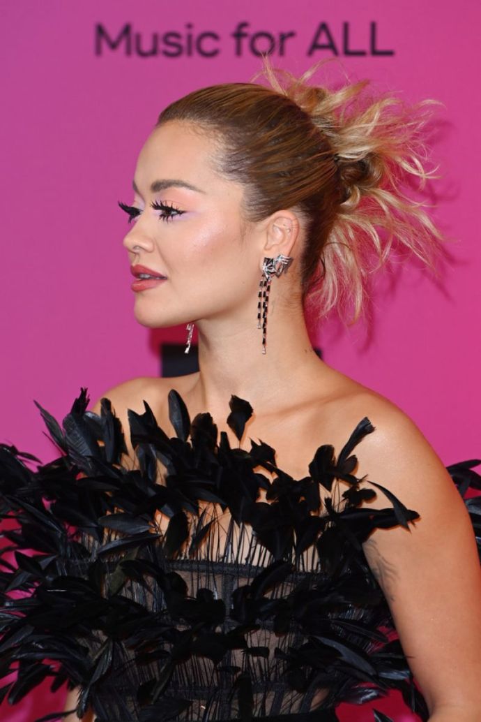 Рита Ора предстала в чёрном костюме с перьями и шлейфом на MTV EMAs 2021