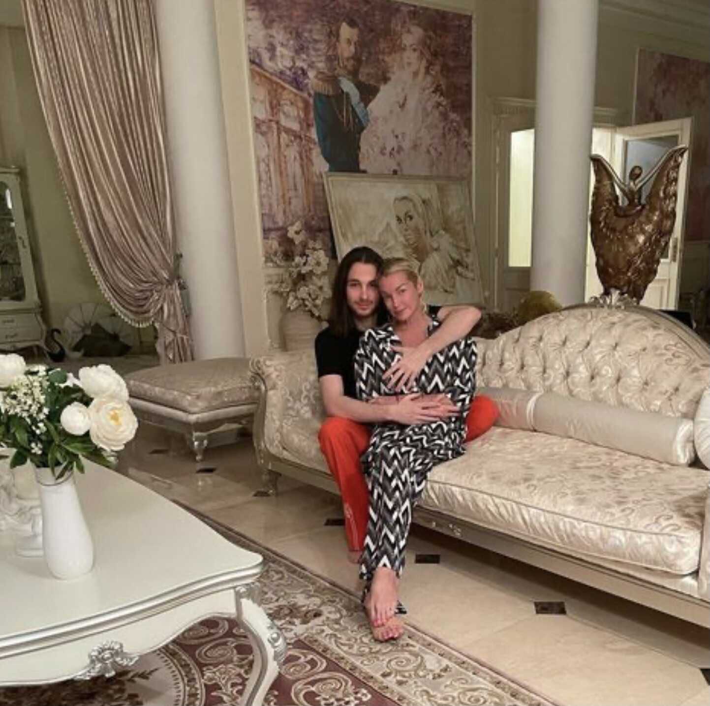Очередной добрый друг Анастасии Волочковой помял ей «сиськи» на диване