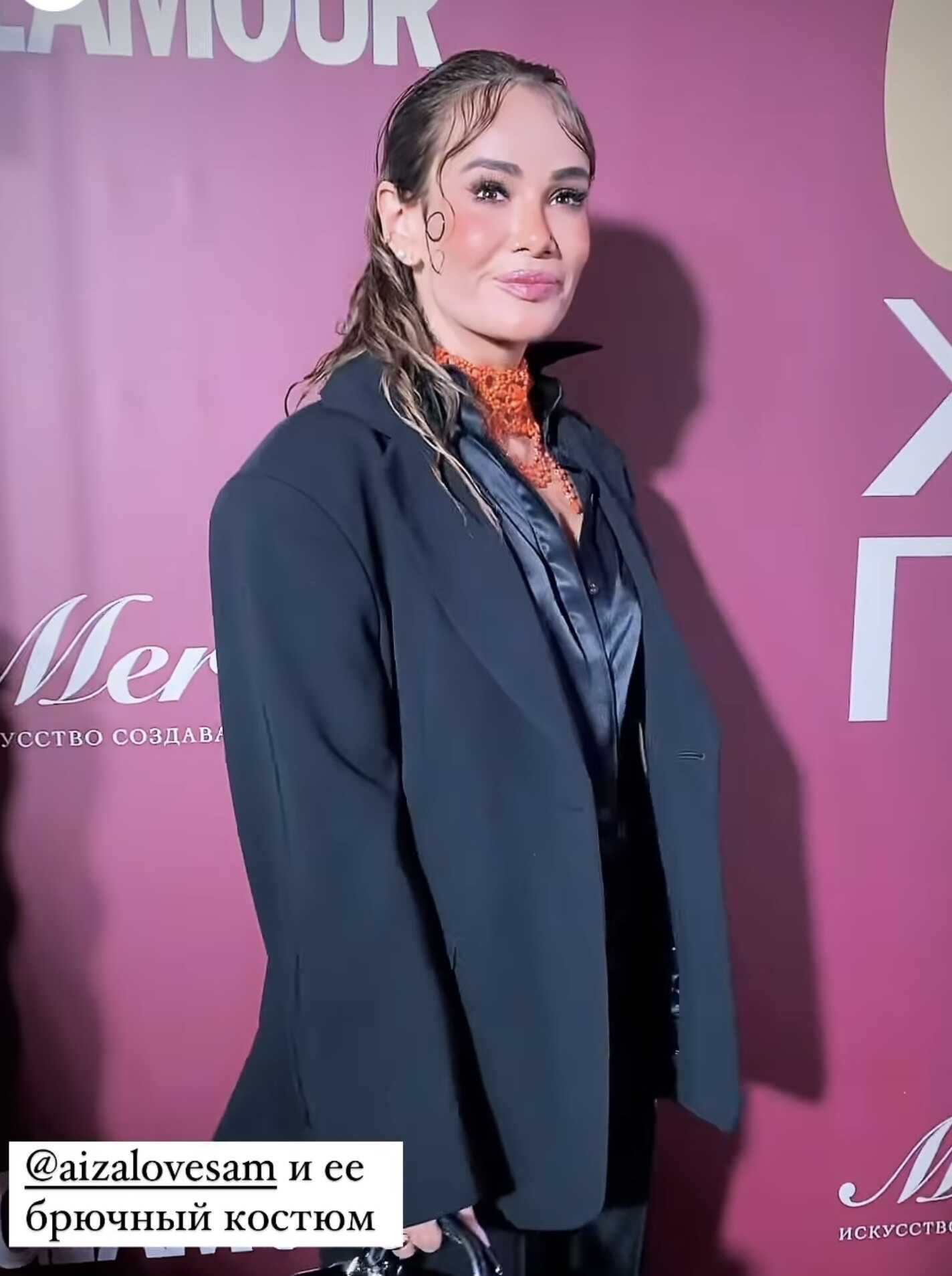 Грязные волосы и неудачный макияж испортили образ Айзы Долматовой на премии «Женщина года»