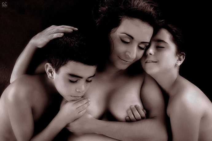 Обнажив грудь, кормящая мама Анна Канюк хлебнула грудного молочка за День матери: ТОП 15 обнаженных мамашек с младенцами