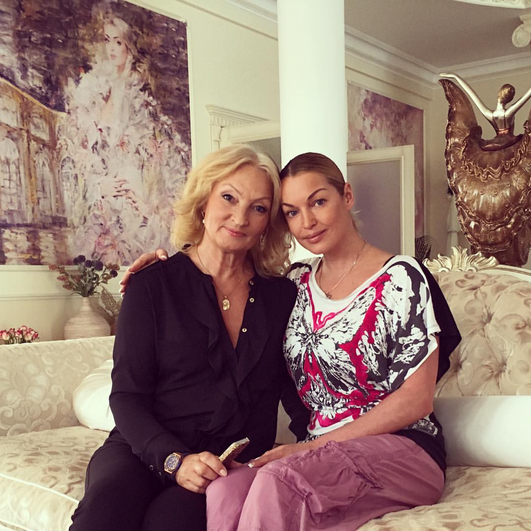 Несмотря на давний конфликт, Анастасия Волочкова поздравила мать с днем рождения