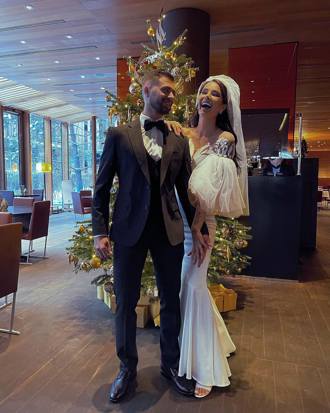 Кабаева официально вышла замуж, разместив фото в белом платье