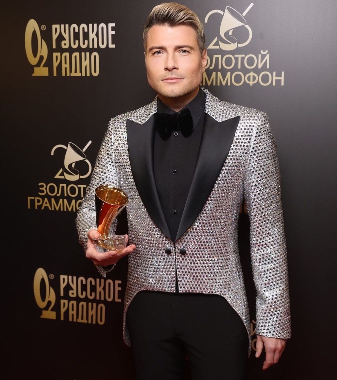 Иван Ургант посмеялся над нарядом Николая Баскова на премии «Золотой граммофон» 