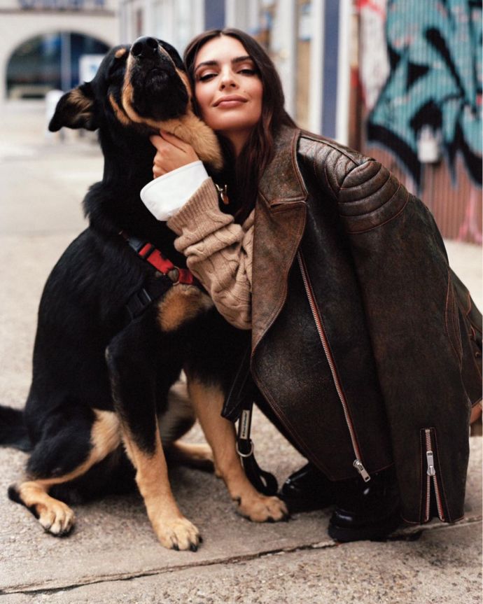 Эмили Ратаковски, так же, как и Дарина Эрвин, выгуляла собаку, надев короткую юбку, и попала на страницы Vogue