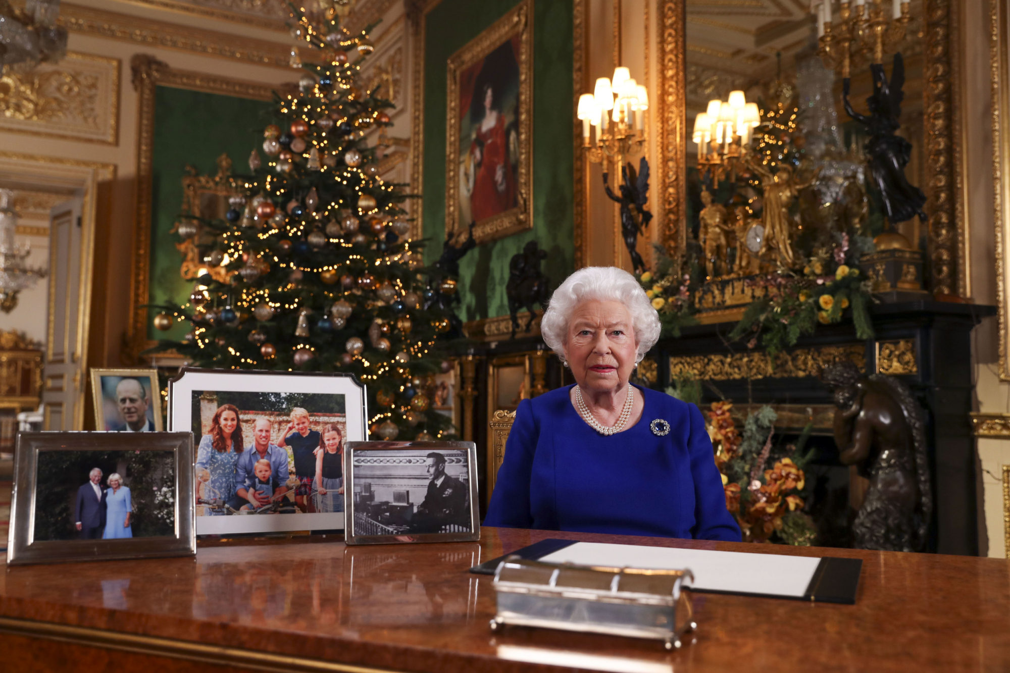 Елизавета II отменила рождественские планы из-за коронавируса