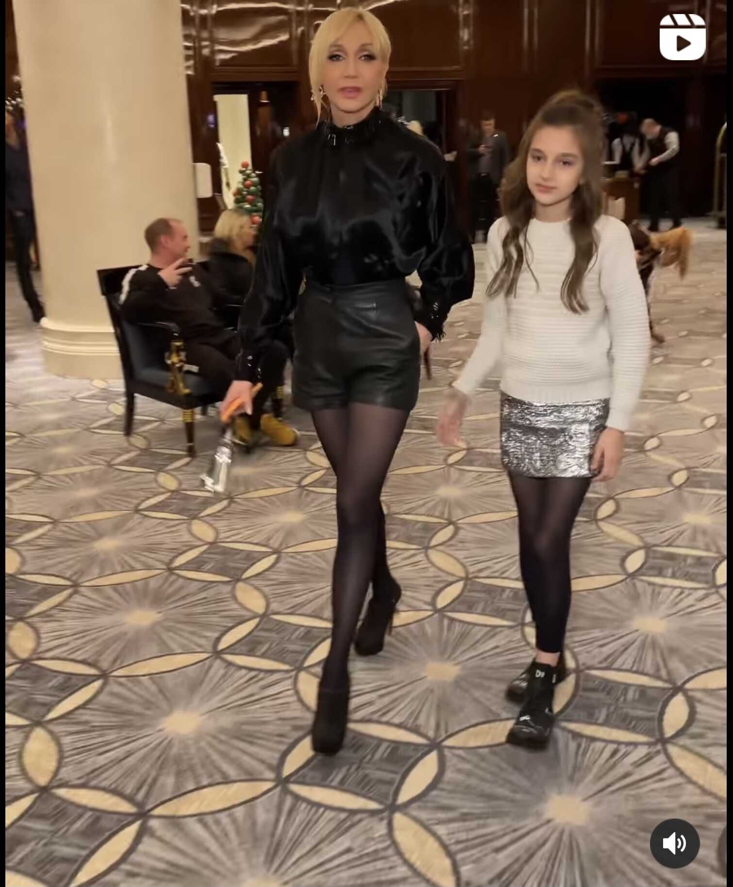 «Две модели!»: Кристина Орбакайте в кожаных мини-шортах вместе с подросшей дочерью пришла на вечеринку