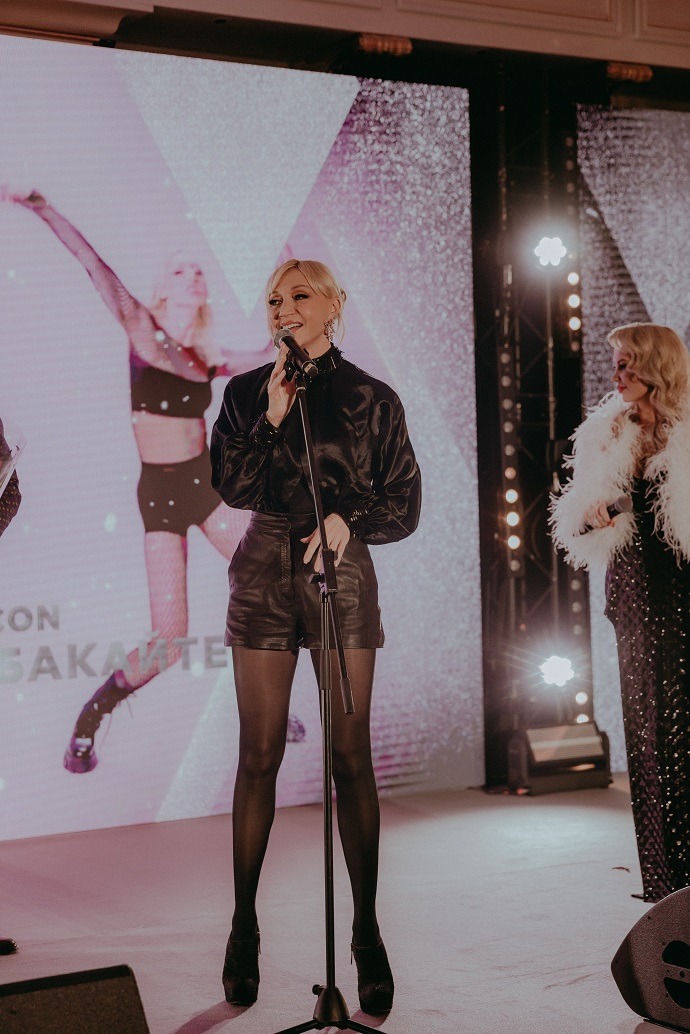 Кристина Орбакайте стала «Fashion Icon» года, а Елена Блиновская получила награду за «Главный инфопродукт десятилетия»: кто еще стал гостем на «Fashion New Year Awards 2021»
