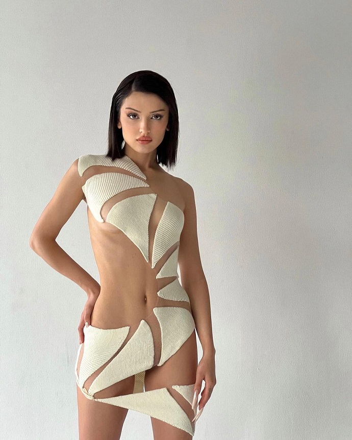 На фотографиях у Дины Саевой остается все меньше и меньше одежды: новое платье тиктокерши состоит из маленьких кусочков, едва прикрывающих обнаженное тело