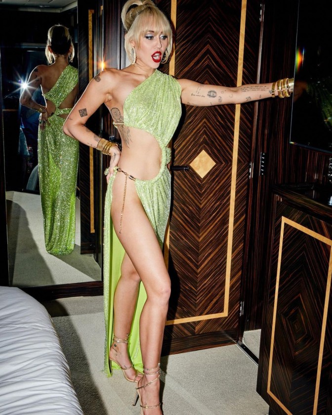 Майли Сайрус пришла на вечеринку в прозрачном открытом платье и без нижнего белья