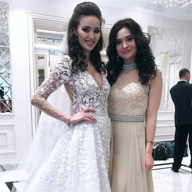 Располневшая Анастасия Костенко, в честь годовщины свадьбы, влезла в своё старое свадебное платье