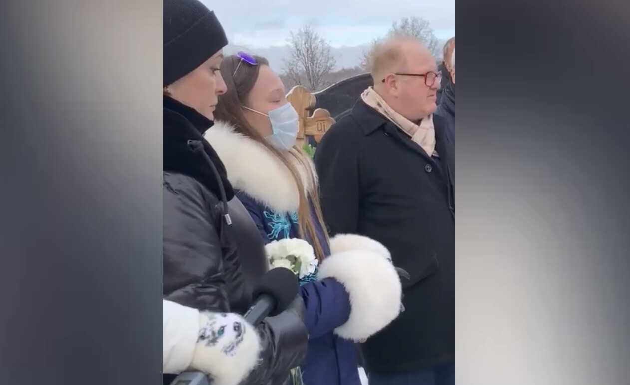 Вдова Бориса Грачевского не смогла сдержать слёз во время открытия памятника режиссёру