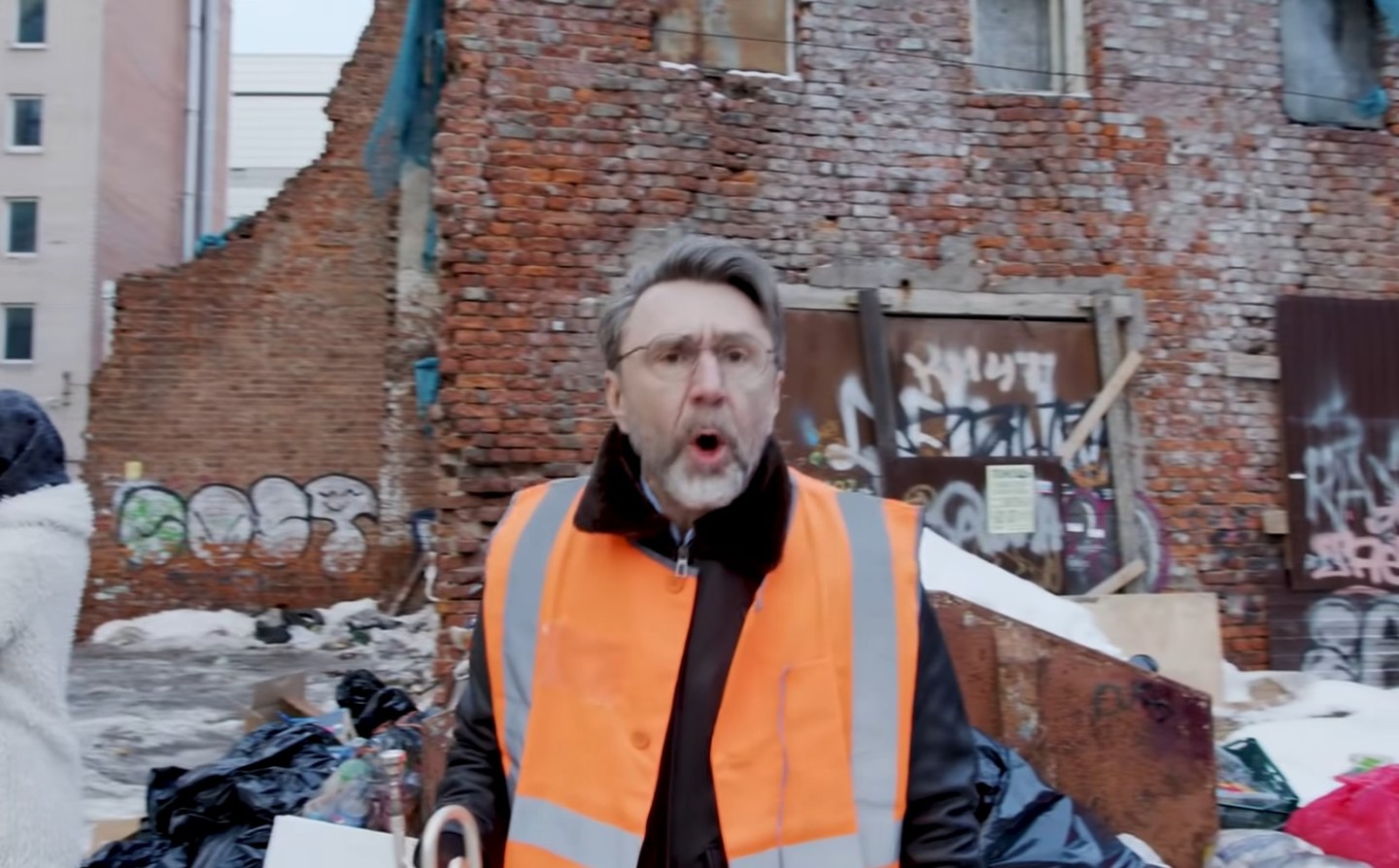 Вдохновленный мусорным коллапсом в Санкт-Петербурге, Сергей Шнуров выпустил клип о плохой работе местных коммунальщиков
